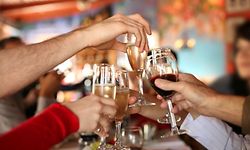 Legal, aber nicht risikofrei: Die Erfahrung mit Alkohol zeigt, dass der verantwortungsvolle Umgang mit Drogen erlernbar ist.