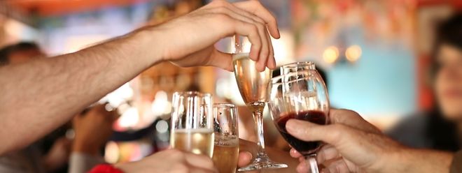 Legal, aber nicht risikofrei: Die Erfahrung mit Alkohol zeigt, dass der verantwortungsvolle Umgang mit Drogen erlernbar ist.