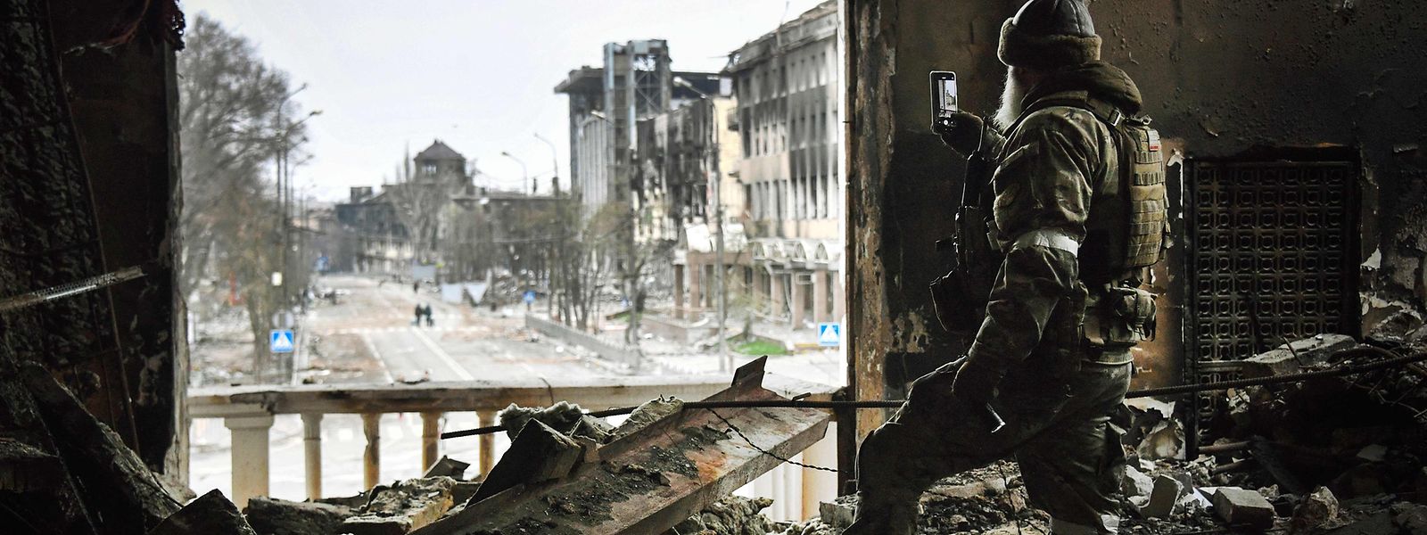 Archivbild vom 12. April. Ein russischer Soldat im zerbombten Theater von Mariupol.