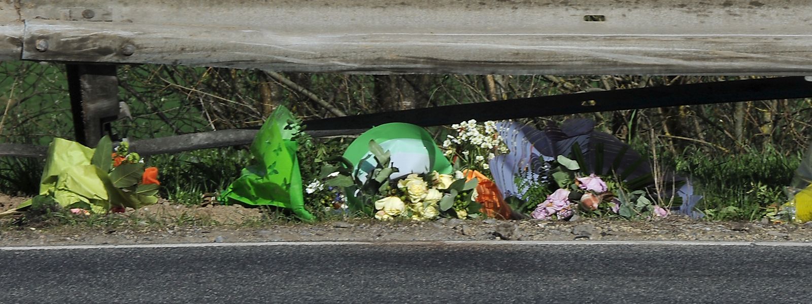 An der Unfallstelle in Lausdorn sind die Spuren des Unfalls noch immer deutlich sichtbar. Unbekannte haben entlang der N7 Blumen im Gedenken an den verstorbenen Polizisten niedergelegt.