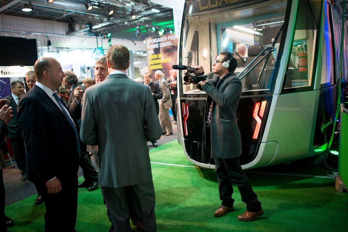 Auf dem Weg zu den Ausstellern: Das großherzogliche Paar auf Stippvisite auf der Frühjahrsmesse. 