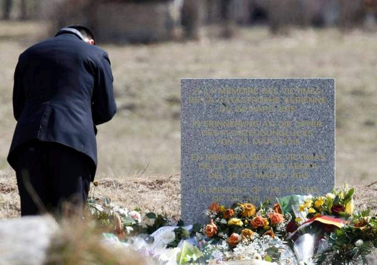 In Le Vernet gedachten Angehörige und Freunde unweit der Absturzstelle der Opfer des Germanwings-Flugzeugabsturzes.