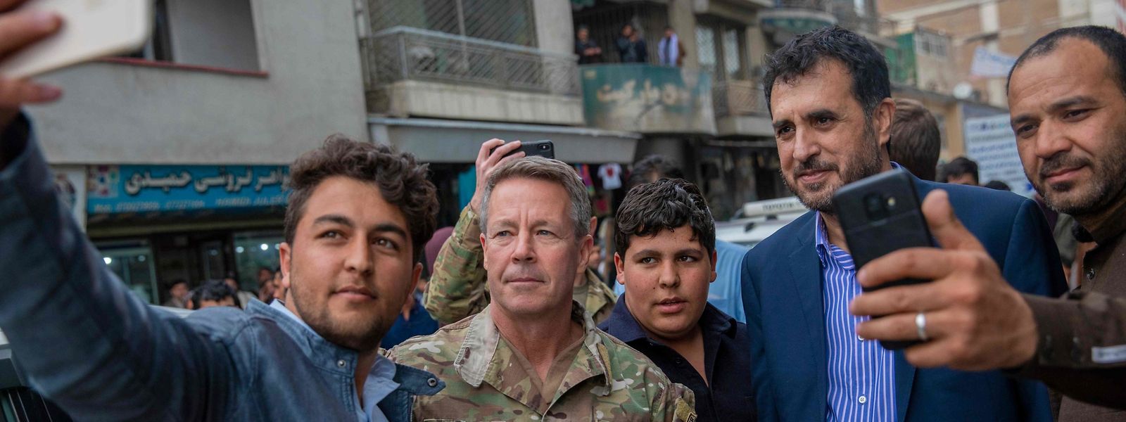 Der US-Truppen-Kommandeur schießt Selfies mit Afghanen.
