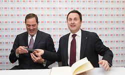  Chuck Robbins, CEO de Cisco, et Xavier Bettel, Premier ministre, au moment de la signature du livre d'or de l'incubateur de l'université du Luxembourg. 