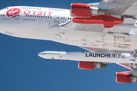 O boeing 747-400 modificado com o foguete acoplado que se solta em pleno voo e coloca o satélite em órbita, através do sistema LauncherOne.