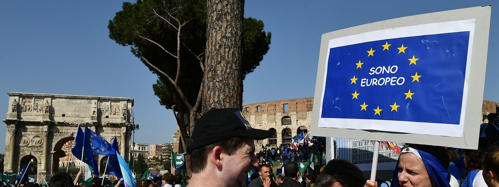 Demonstranten in Rom zeigen Flagge.