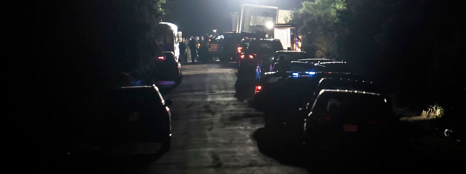 Equipas de polícia e bombeiros foram mobilizadas para o local onde foi encontrado o camião, em San Antonio, Texas.