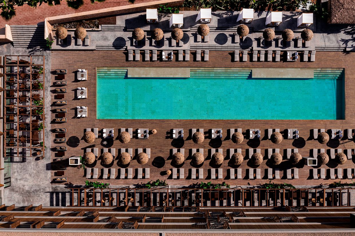 Der zentrale Pool ist der Treffpunkt für die feierwütigen Gäste des OKU Ibiza.