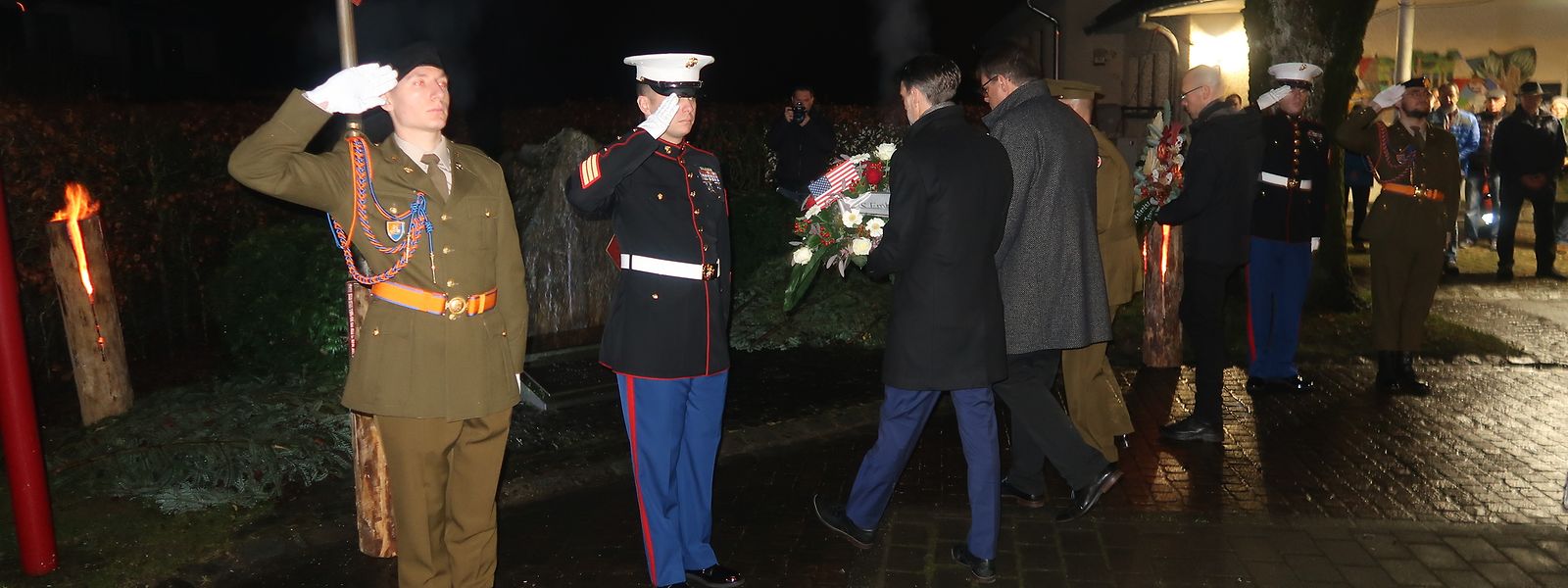 Am frühen Morgen legen Vertreter der US-Botschaft, der Gemeinde Park Hosingen, der Armee und der „US Veterans Friends Luxembourg“ Blumen am Denkmal für die fünfte Infanteriedivision nieder.