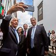 O Presidente da República, Marcelo Rebelo de Sousa (E) acompanhado pelo presidente do Governo Regional dos Açores Vasco Cordeiro (D) e pelo presidente da Câmara Municipal de Ponta Delgada, José Manuel Bolieiro (C) tiram uma selfie nas comemorações do Dia de Portugal, de Camões e das Comunidades Portuguesas, Ponta Delgada, Açores, 9 de junho de 2018. ANTÓNIO ARAÚJO/LUSA