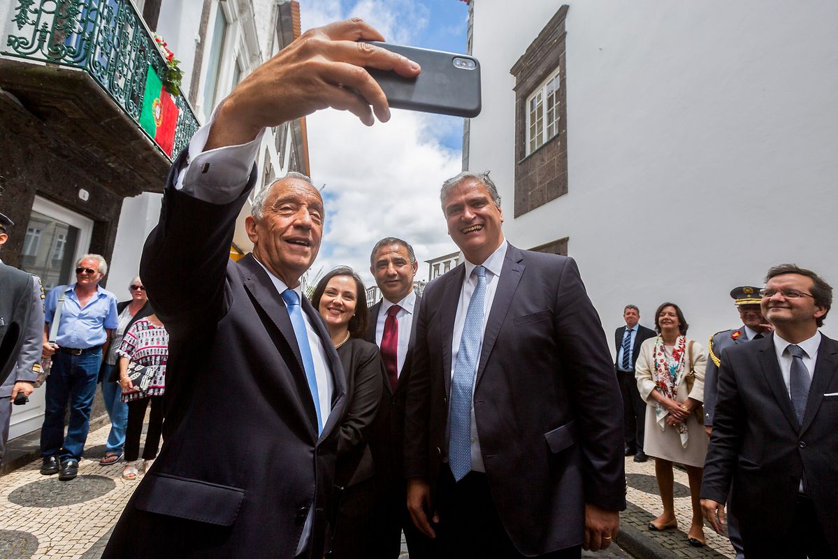 O Presidente da República, Marcelo Rebelo de Sousa (E) acompanhado pelo presidente do Governo Regional dos Açores Vasco Cordeiro (D) e pelo presidente da Câmara Municipal de Ponta Delgada, José Manuel Bolieiro (C) tiram uma selfie nas comemorações do Dia de Portugal, de Camões e das Comunidades Portuguesas, Ponta Delgada, Açores, 9 de junho de 2018. ANTÓNIO ARAÚJO/LUSA