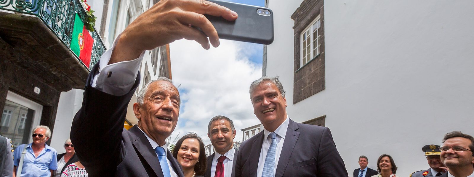 O Presidente da República, Marcelo Rebelo de Sousa (E) acompanhado pelo presidente do Governo Regional dos Açores Vasco Cordeiro (D) e pelo presidente da Câmara Municipal de Ponta Delgada, José Manuel Bolieiro (C) tiram uma selfie nas comemorações do Dia de Portugal, de Camões e das Comunidades Portuguesas, Ponta Delgada, Açores, 9 de junho de 2018. ANTÓNIO ARAÚJO/LUSA