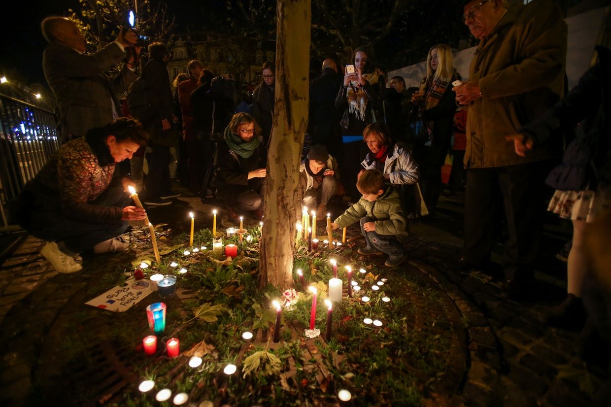 Gedenken an die Opfer der Attentate von Paris auf der Place de Paris in Luxemburg (15. November 2015).