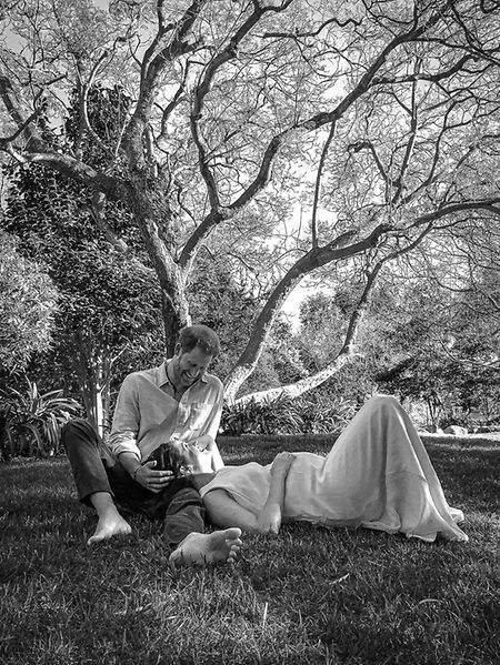 Dieses von Archewell herausgegebene undatierte Foto zeigt den britischen Prinz Harry und seine Frau Herzogin Meghan in einer romantischen Pose in einem Park.