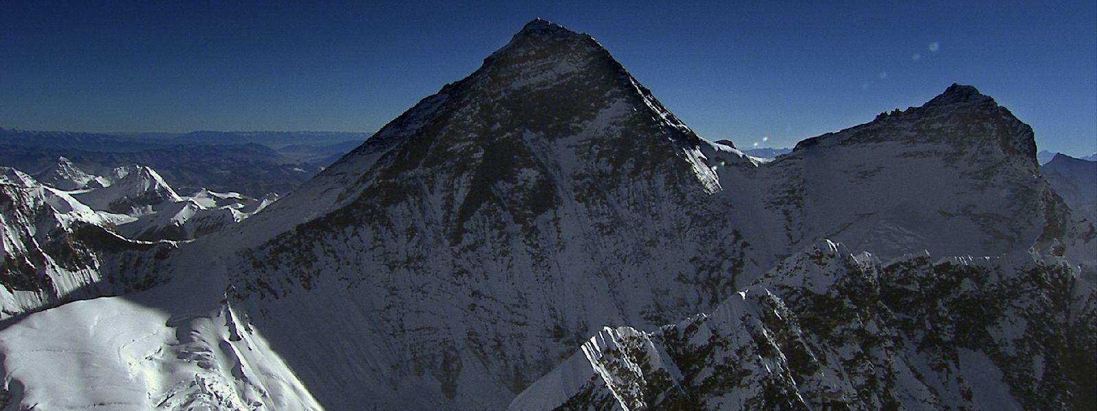 Für manche ein Lebenstraum: Einmal auf dem höchsten Gipfel der Erde zu stehen. Für viele Nepalesen sichert der Berg auch ihren Lebensunterhalt.