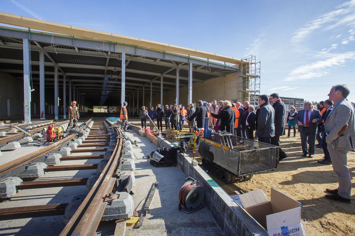 Noch wurden die Arbeiten nicht abgeschlossen. Lange wird es aber nicht mehr dauern. Die Gebäude stehen, die ersten Gleise liegen.