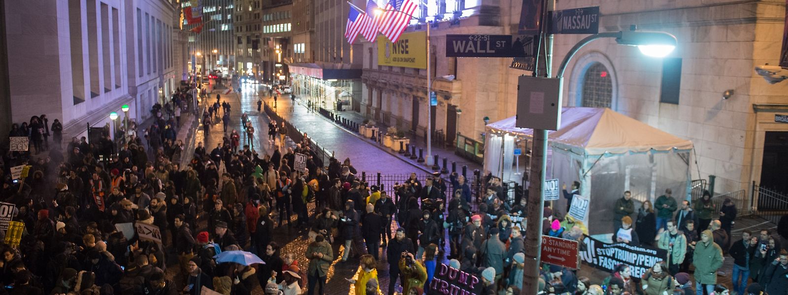 Nach dem Einzug von Donald Trump ins Weiße Haus protestierten die Menschen auch vor der Wall Street in New York. 