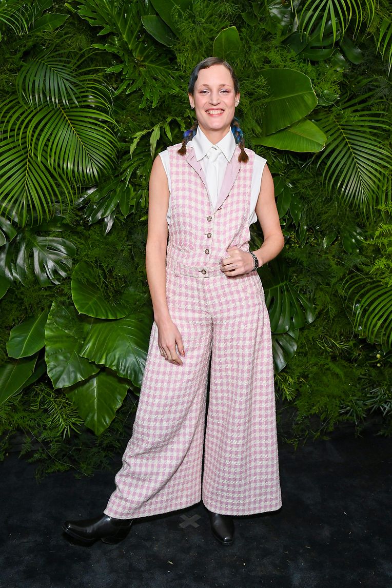 Vor einem Dschungel-Hintergrund: Vicky Krieps in einem aktuellen Frühlingslook von Chanel.