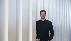 Kultur, Konferenz Saison 2021/22, solistes européens Luxembourg, Musik, Eugène Prim (graue Weste), Christoph König (schwarz) und Jérôme Wigny (Kostüm) Foto: Luxemburger Wort/Anouk Antony