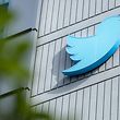 Le logo Twitter sur un panneau à l