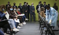 O primeiro-ministro António Costa, ladeado pelo ministro da educação, Tiago Brandão Rodrigues, durante o início da vacinação dos professores e funcionários do pré-escolar e primeiro ciclo, no Pavilhão Multiusos de Odivelas, em Lisboa. 