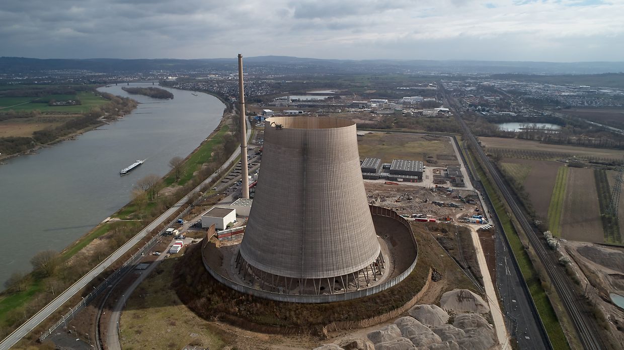 Spezialbagger "frisst" Atomkraftwerk bei Koblenz