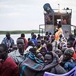 Dieses Bild vom 9. Januar zeigt Flüchtlinge auf einer Fähre in Südsudan.