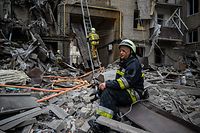 Um bombeiro descansa após a extinção de um incêndio num apartamento atingido por um míssil em Kharkiv, a 6 de setembro.
