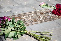ARCHIV - 10.06.2020, Schweden, Stockholm: Blumen liegen neben dem Gedenkstein des ehemaligen schwedischen Ministerpräsidenten Olof Palme, der am 28. Februar 1986 an dieser Stelle ermordet wurde. (zu dpa « Gelöst, ungelöst? Fragen zum Palme-Mord bleiben auch nach 35 Jahren») Foto: Johanna Lundberg/Bildbyran via ZUMA Press/dpa +++ dpa-Bildfunk +++