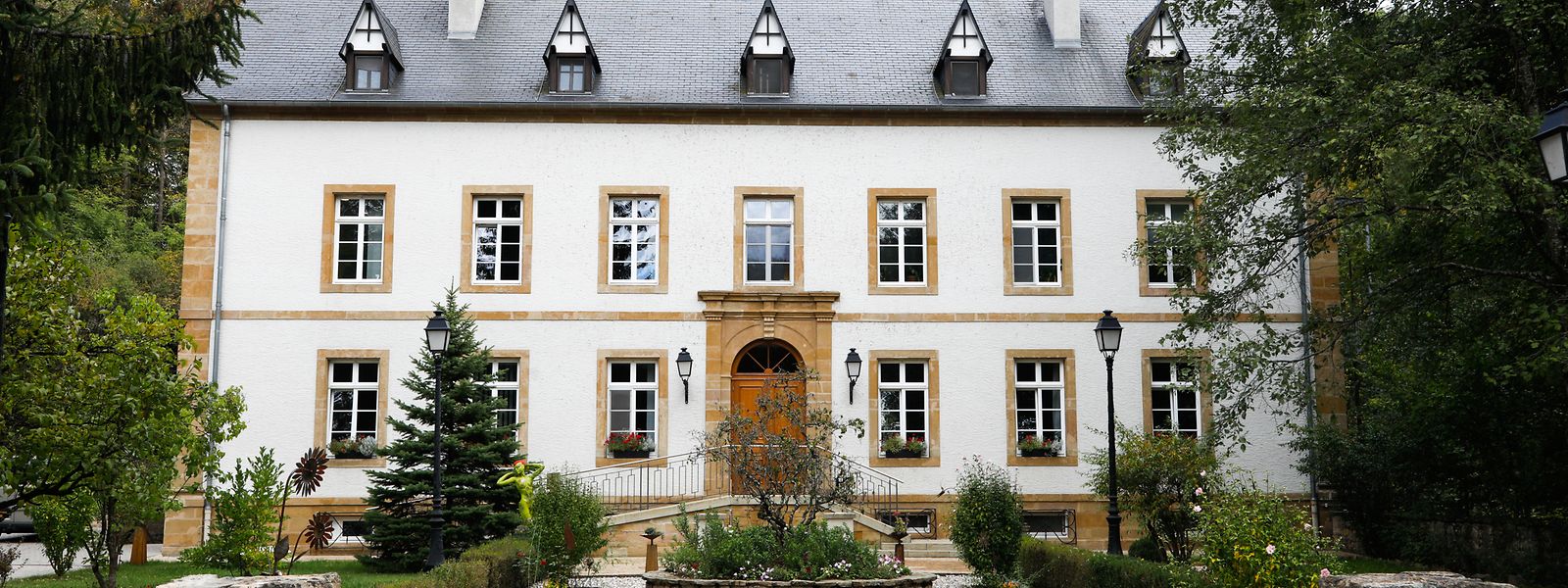 Einst halb zerfallen, heute vorbildlich renoviert: Das Schloss auf dem ehemaligen Firmengelände der Manternacher Papierfabrik. Außen am Gebäude hing eine Glocke, die den Arbeitern Anfang und Ende der Schicht signalisierte.
