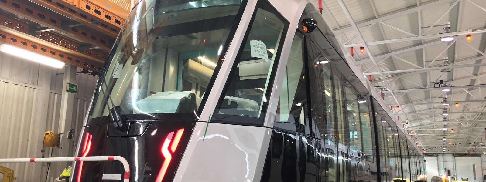 Das erste Tramfahrzeug für Luxemburg ist fertigestellt.