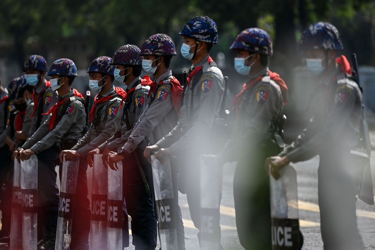 Zehntausende Demonstranten haben nach Berichten von Augenzeugen am Sonntag auf den Straßen Myanmars gegen den Militärputsch protestiert und die Freilassung der entmachteten Regierungschefin Aung San Suu Kyi gefordert.