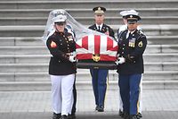 Eine militärische Ehrengarde trägt den Sarg des verstorbenen Senators.