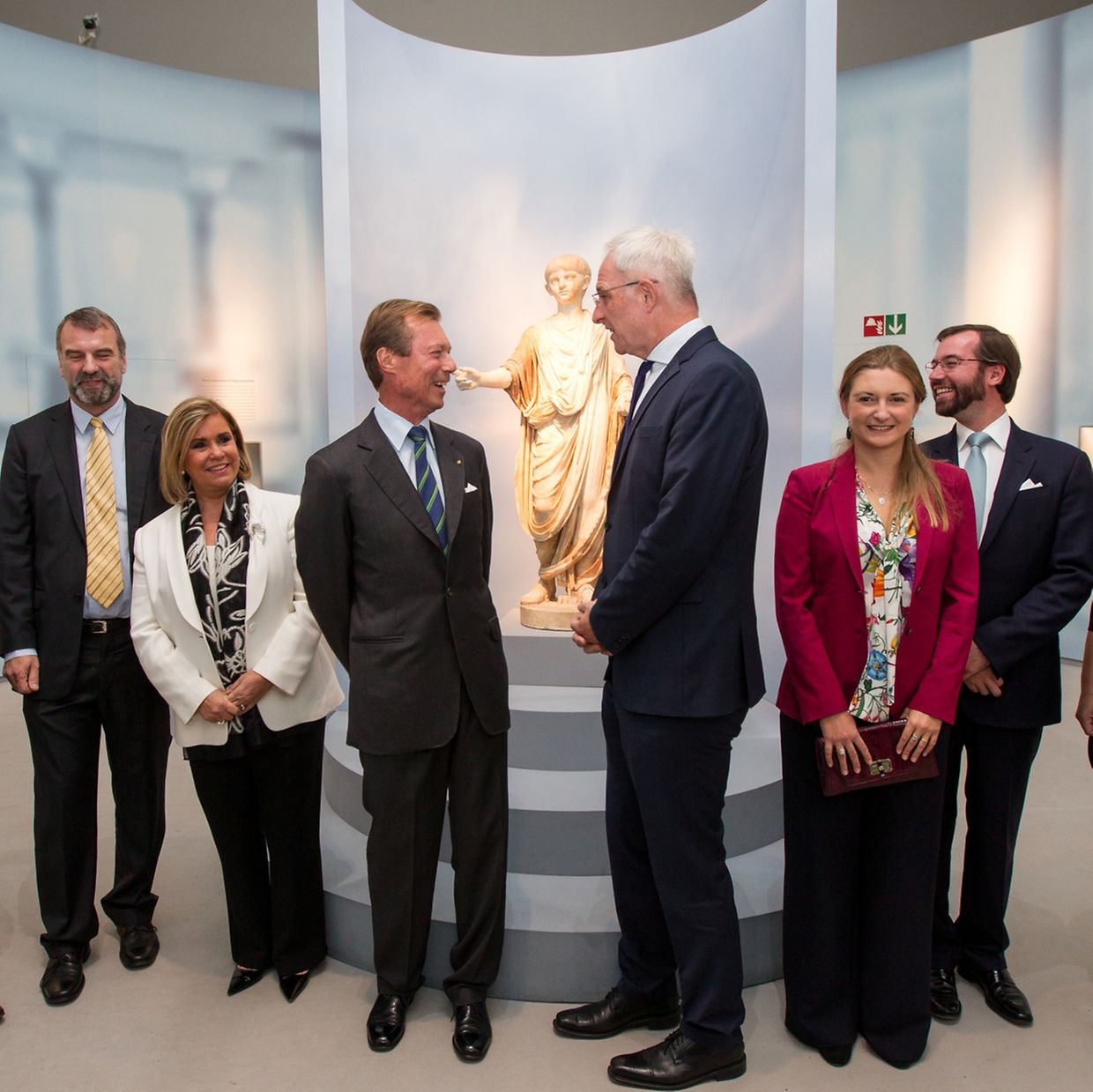 Museumsdirektor Markus Reuter unterhielt sich während des Fototermins angeregt mit Großherzog Henri.