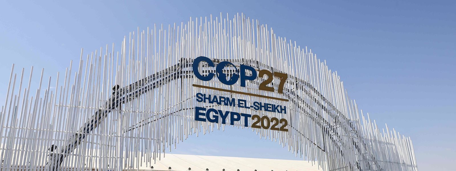 L'entrée principale du Centre international de conventions de Sharm El Sheikh, où se tiendra le sommet sur le climat COP27, dans la station balnéaire égyptienne de Sharm el-Sheikh