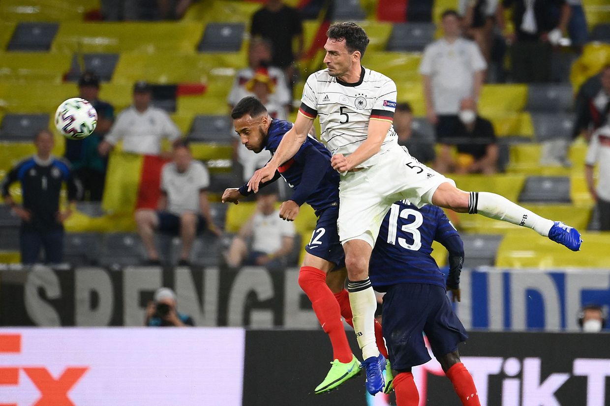 Germany's defender Mats Hummels (R) vies for the header with France's midfielder Corentin Tolisso during the UEFA EURO 2020 Group F football match between France and Germany at the Allianz Arena in Munich on June 15, 2021. (Photo by FRANCK FIFE / POOL / AFP)