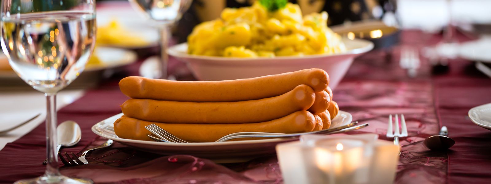 Kurios anmutende Tradition: In einem Fünftel der deutschen Haushalte werden an Heiligabend Wiener Würstchen und Kartoffelsalat aufgetischt.