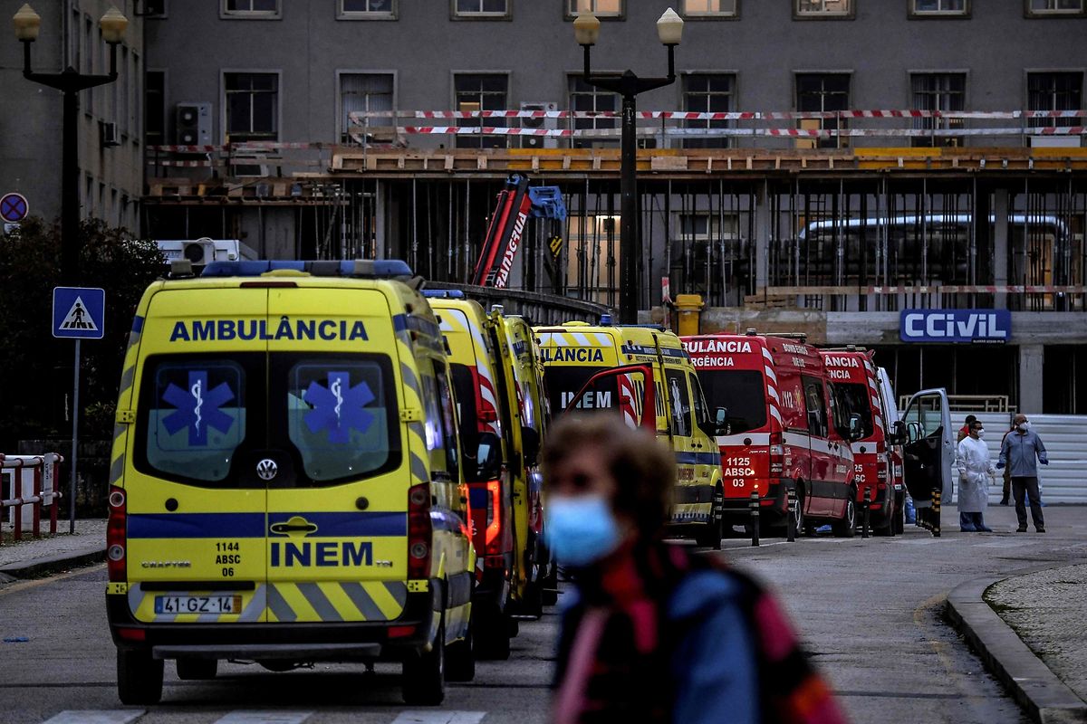 Ambulâncias com doentes faziam filas à porta do Hospital de Santa Maria, em Lisboa. 