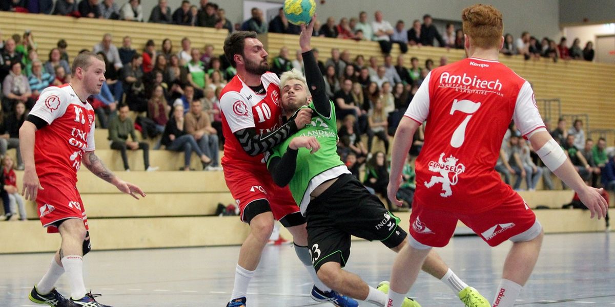 Alen Zekan (Handball Red Boys Differdange) stoppt Pol Freres (HB Bascharage)
