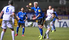 05.02.2020, Saarland, Völklingen: Fußball: DFB-Pokal, 1. FC Saarbrücken - Karlsruher SC, Achtelfinale im  Hermann-Neuberger Stadion. Saarbrückens Steven Zellner (l) und der Karlsruher Jerome Gondorf schauen dem Ball nach. Foto: Oliver Dietze/dpa - WICHTIGER HINWEIS: Gemäß den Vorgaben der DFL Deutsche Fußball Liga bzw. des DFB Deutscher Fußball-Bund ist es untersagt, in dem Stadion und/oder vom Spiel angefertigte Fotoaufnahmen in Form von Sequenzbildern und/oder videoähnlichen Fotostrecken zu verwerten bzw. verwerten zu lassen. +++ dpa-Bildfunk +++
