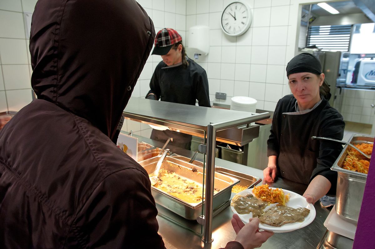 Dès 11h30, le restaurant social de la Stëmm à Luxembourg-Hollerich est pris d'assaut. L'assiette chaude y est servie pour 50 cents.«Mais tout le monde ne les a pas», commente Thilo Umbach, le chef cuisinier.