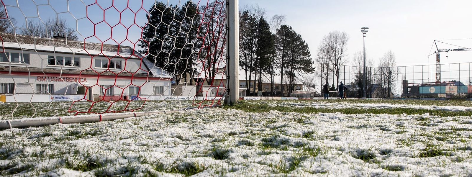 Ce cinquième report est cette fois lié aux mauvaises conditions de jeu, après la neige et les températures négatives de ces derniers jours. 