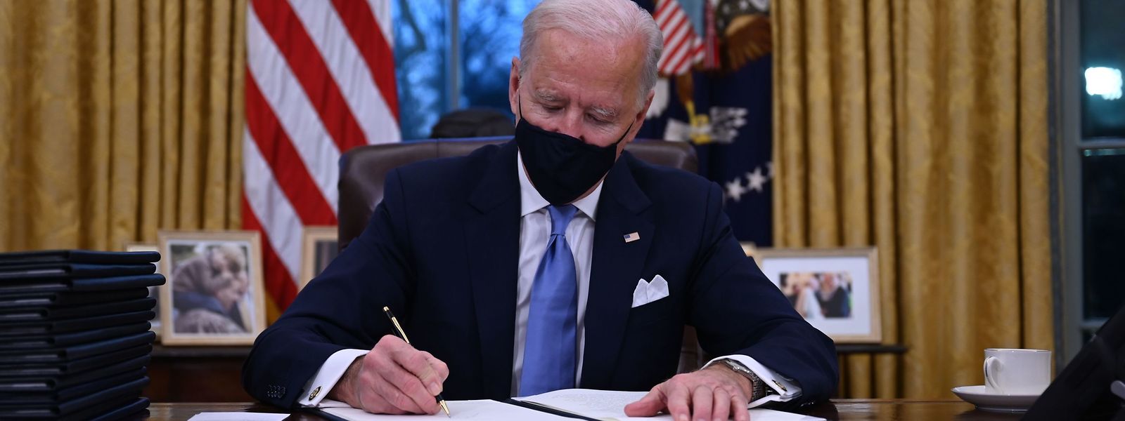 Kaum im Amt erlässt der neue US-Präsident Joe Biden bereits von seinem neuen Schreibtisch im Oval Office 17 Dekrete.