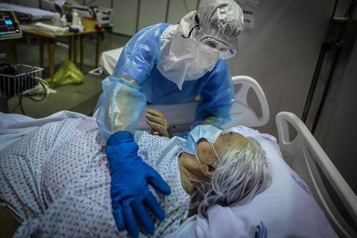 Um trabalhador da saúde com uma paciente no hospital de campanha em Portimão, no Algarve, a 9 de fevereiro de 2021. 