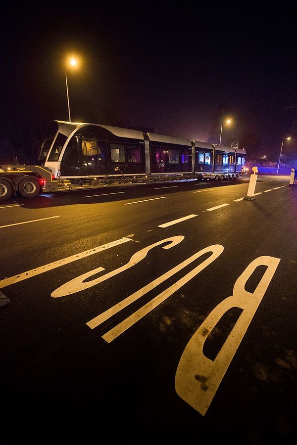 Der zweite Teiltransport, der mit Verspätung eintrifft, ist deutlich länger.