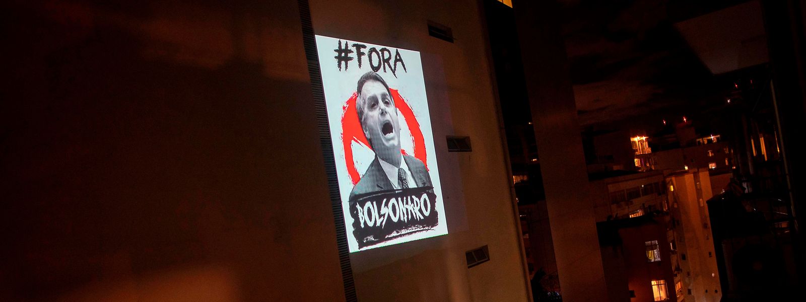 Der Umgang von Brasiliens Präsident Jair Bolsonaro mit dem Corona-Virus ist hochumstritten. Der Protest wird lauter.