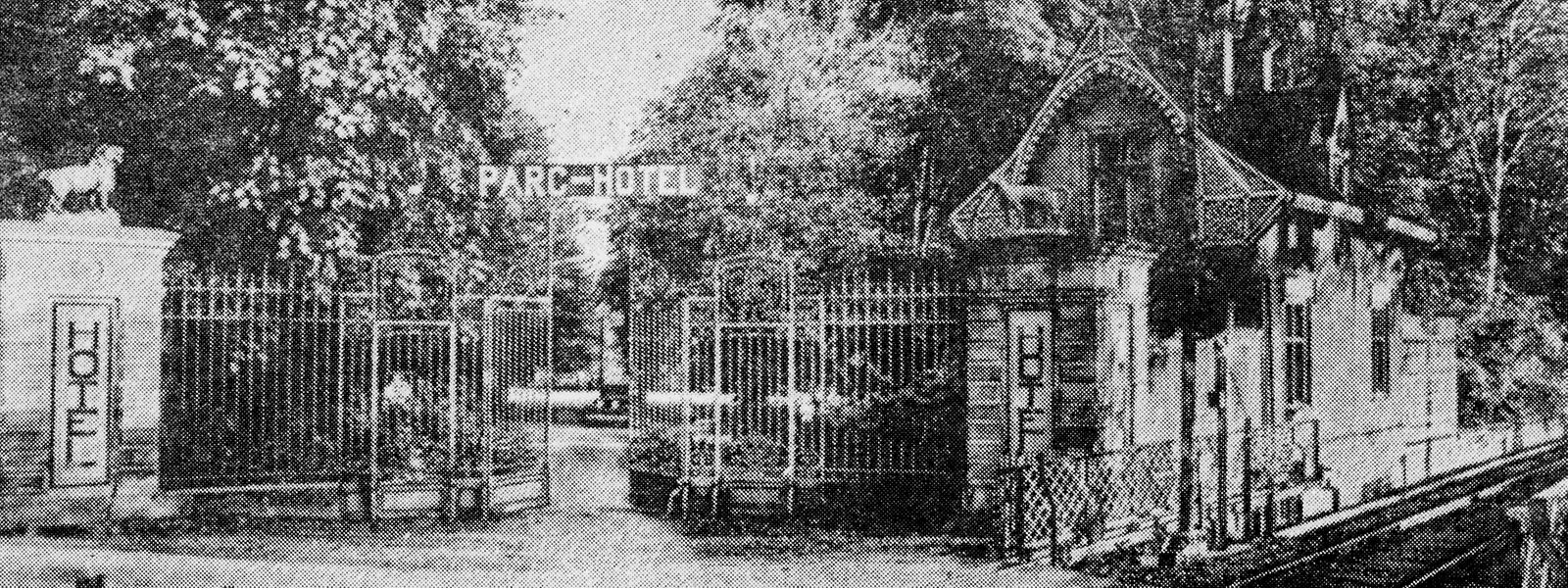 Der „Löwe“ und der „Tiger“ bewachten seit jeher den Eingang zum Merterter Park, auch um 1930, als das Schloss inmitten der Grünanlage zu einem Parkhotel wurde und nebenan noch die Bahnstrecke Wasserbillig-Grevenmacher verlief. 