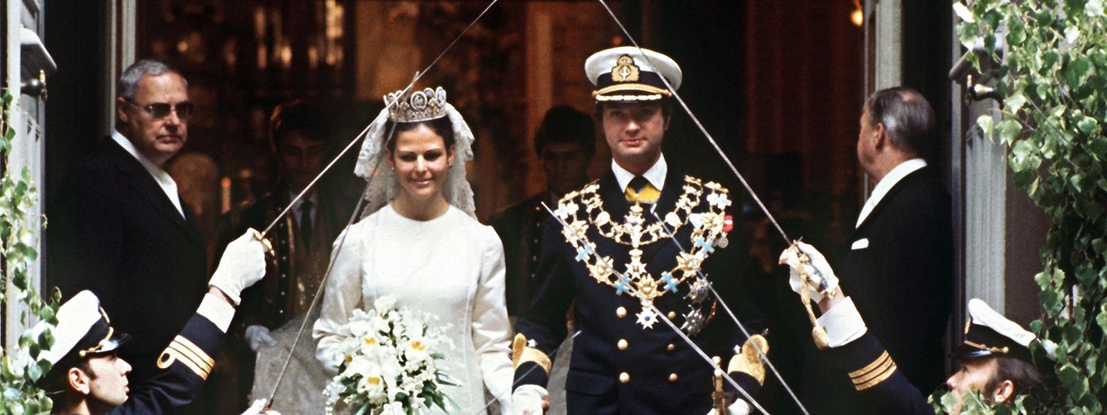 Schön war die Zeit: König Carl XVI. Gustaf von Schweden verlässt mit seiner Braut Silvia nach der Trauung die Stockholmer Storkyrken. (19. Juni 1976)