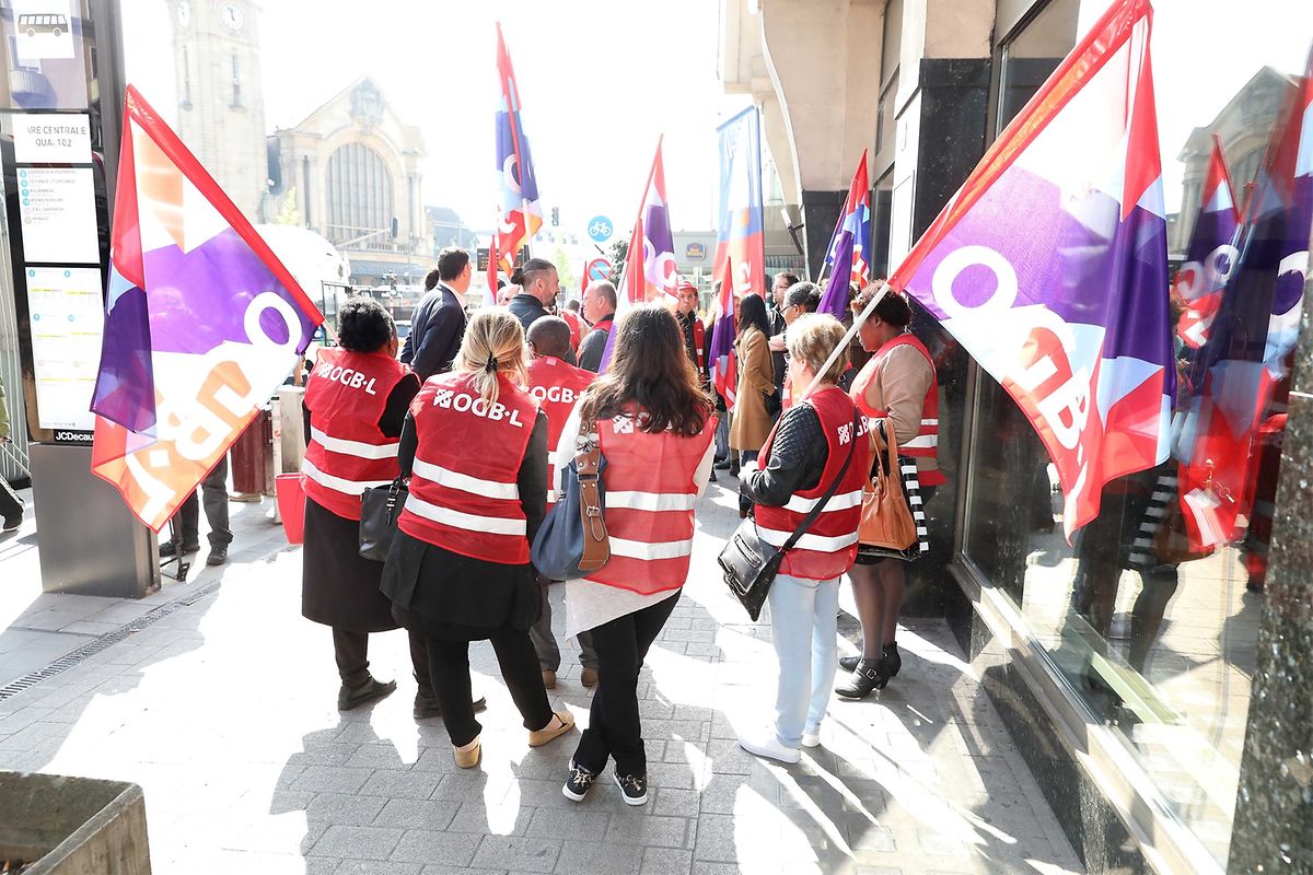 Kämpfen für ihre Jobs: Die Mitarbeiter des Alfa Hotels versammelten sich am Freitag vor dem Traditionshotel. 