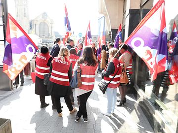Protestaktion vor Alfa Hotel : OGBL fordert Einigung noch vor Ostern